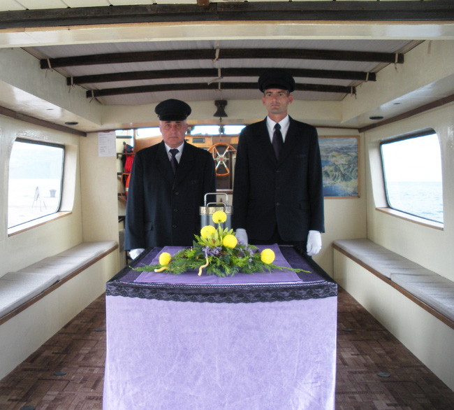 Raztros pepela pokojnika v morje postaja pri nas skupaj z naraščajočim številom upepelitev vse bolj priljubljen način pokopa.